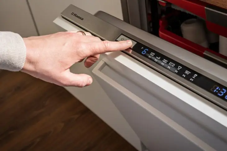 Bosch Serie 4 SMS4HVI45E и Hansa ZWM 626WE: поставили рядом — в чем разница Посудомойка