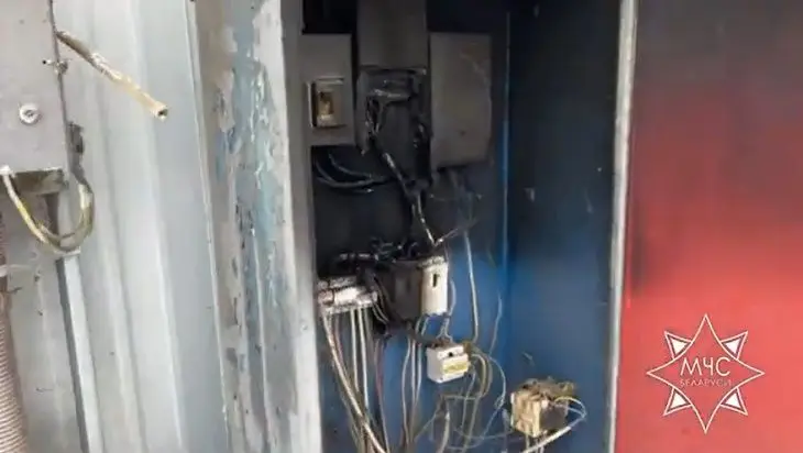 Спиртзавод в Беларуси горел: 9 единиц техники МЧС работали здание