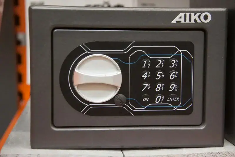 11-летний мальчик вынес мамин сейф с деньгами и драгоценностями: кому отдал и почему – рассказали в милиции Сейф