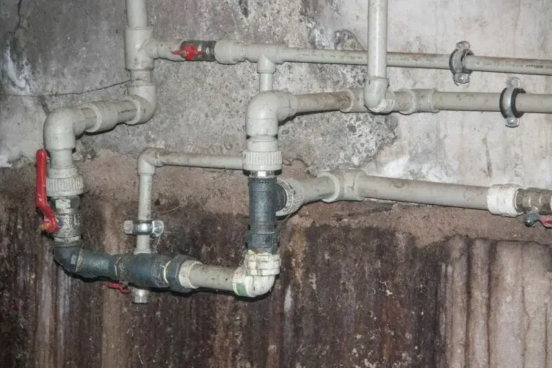 Киевляне вышли на митинги: 639 многоквартирных домов остались без отопления Трубы