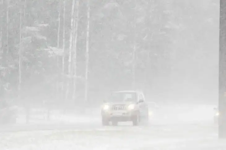 Транспортный коллапс в Европе: из-за снега отменены сотни рейсов и закрыты трассы Авто