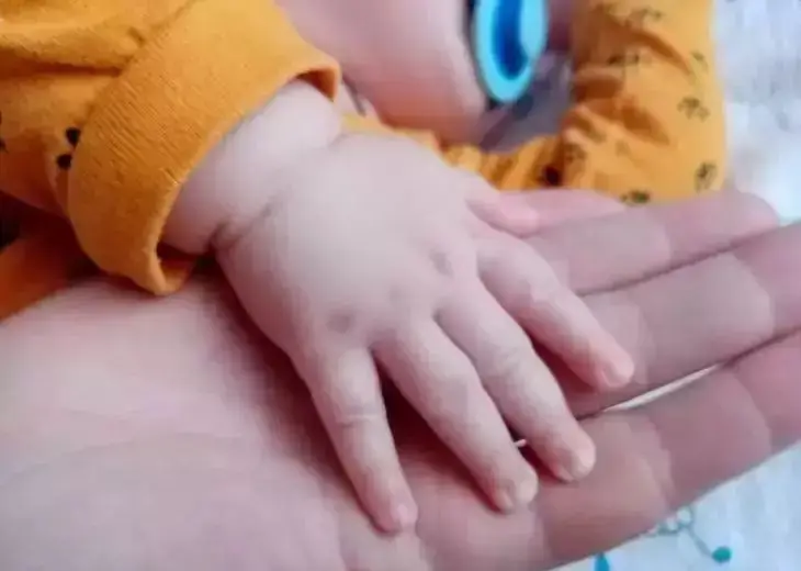 После рождения ребенка муж ушел в себя: как молодая мать одна боролась с пустотой и непониманием ребенок