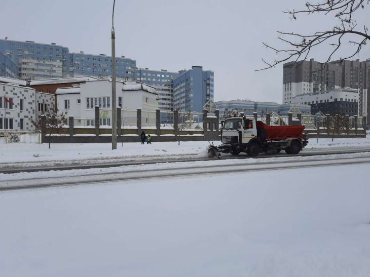 Снег в Минке. Кто и как очищал на выходных и о чем власти предупредили жителей город