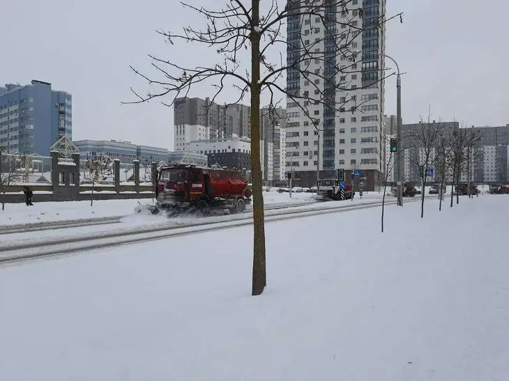 Минск вновь завалило снегом: последствия ликвидируют почти 1 500 человек город