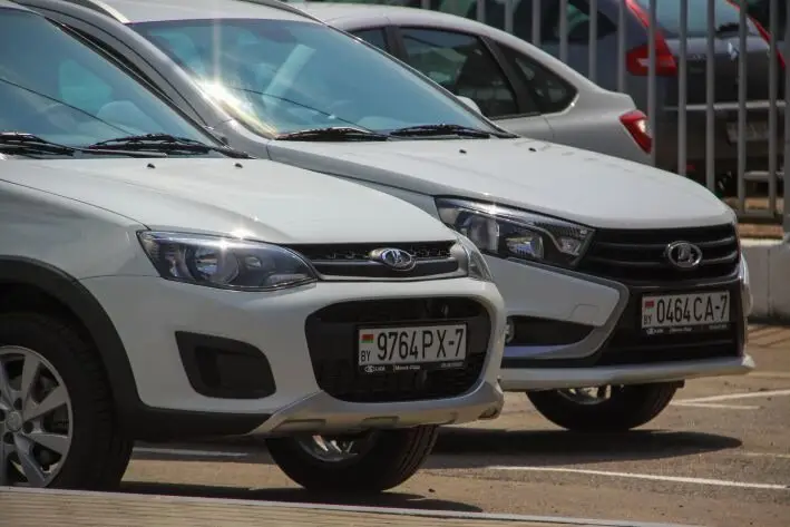 Новый российский автомобиль ворвался в ТОП-10 продаж: теснит самые популярные модели Машины