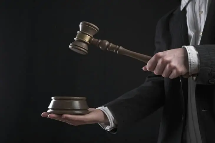 Квартира уйдет с молотка: Лариса Долина рискует потерять жилье в Латвии Молоток