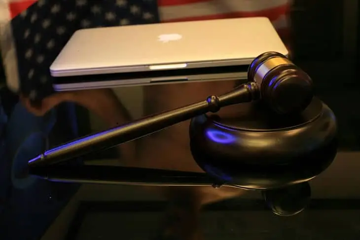 Брэд Питт победил в суде: Анджелину Джоли заставили показать личные сообщения Молоток