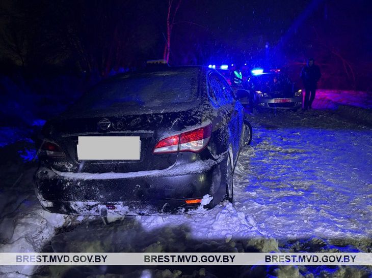 В Беларуси парень решил заглянуть в стоящий авто. Заглянул – и угнал со спящим человеком автомобиль