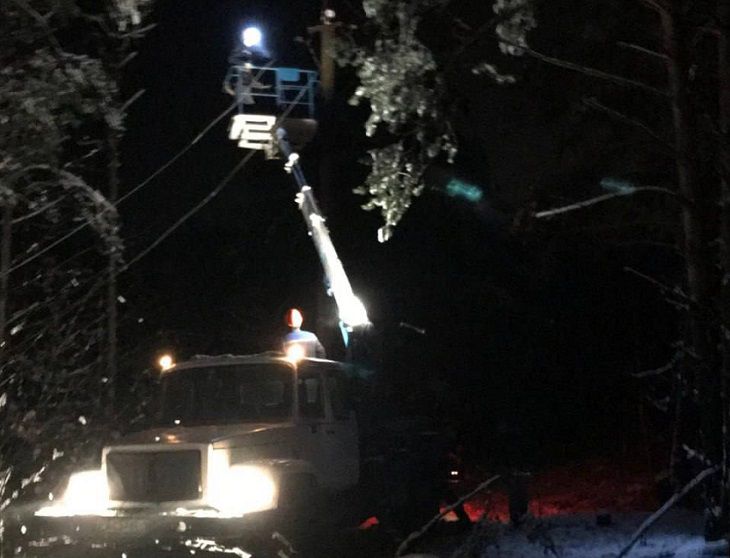 Непогода в Беларуси. Более чем 220 населенных пунктов остались без света автомобиль