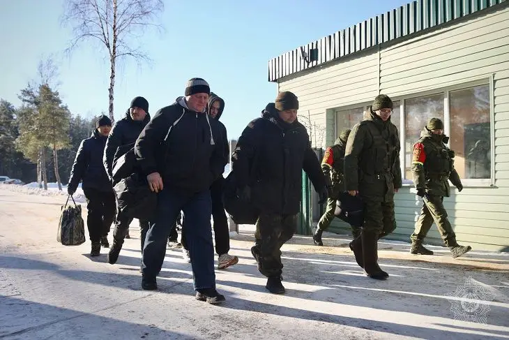 В Беларуси военнослужащих запаса призывают в войска: что происходит военные