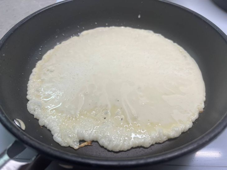 Почему блины рвутся на сковороде: причина кроется в температуре теста сковорода