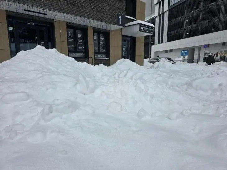 Минск под снегом: столицу очищают 1 677 рабочих и 131 машина Снег