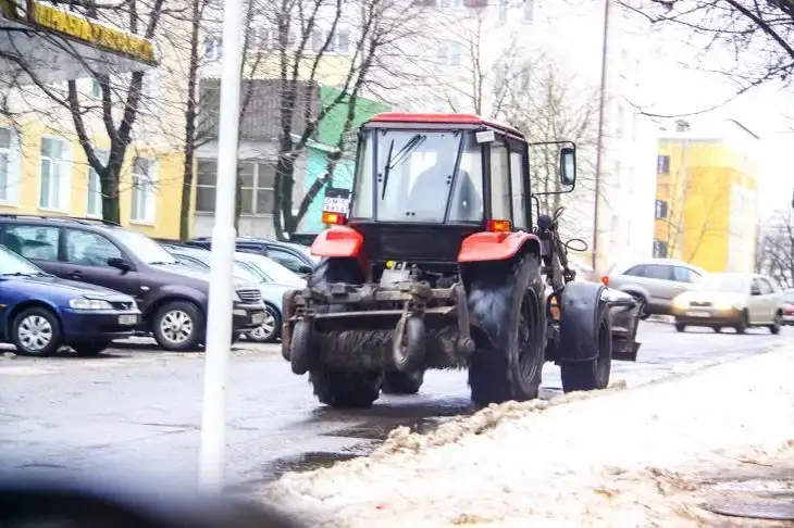 Более 850 единиц спецтехники и 3,6 тыс. работников ЖКХ: что нужно знать об уборке снега в Беларуси Улица