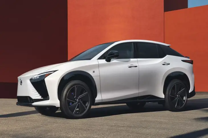 Прощай, руль: Lexus RZ 550e перевернёт управление автомобилем уже в 2026 году Автомобиль