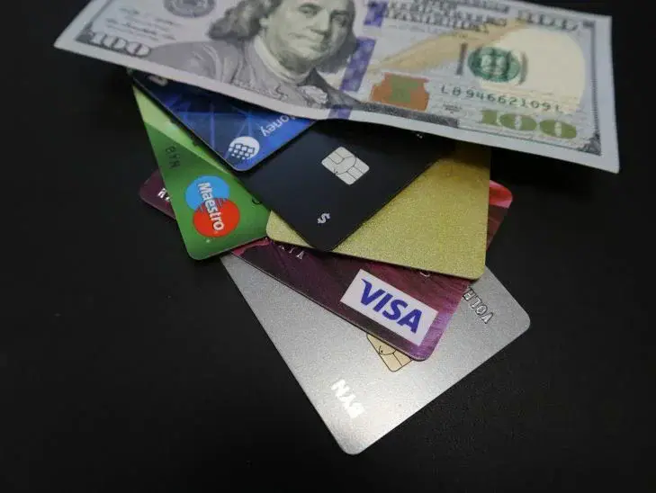 Белорусам напомнили об ответственности за использование чужих банковских карт: даже если это карта мужа или жены Банковская карта