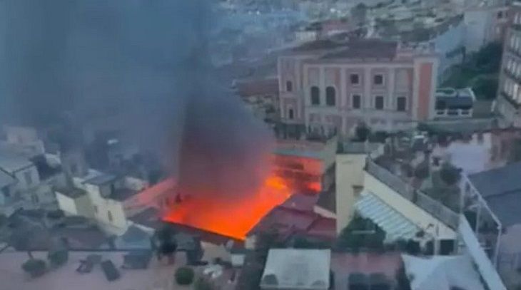 В Неаполе свирепый пожар обвалил купол театра позапрошлого века пожар