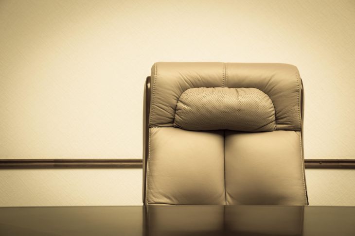 Призрак Эпштейна бродит по Европе: глава Давосского форума вдруг подал в отставку Кресло