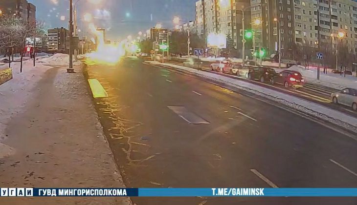 Невнимательная дама организовала в Минске массовое ДТП: столкнулись 5 машин дорога