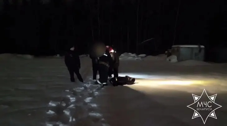 Под Минском в лесу заблудилась мама с малышом люди