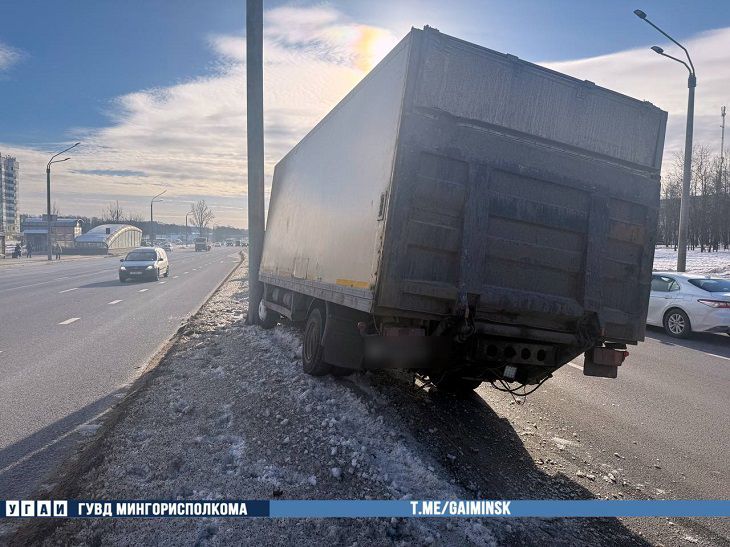 В Минске грузовик на полном ходу «боднул» иномарку, вылетел с дороги и врезался в бетонную стойку дтп