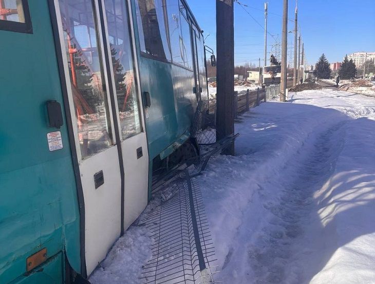 В Минске трамвай сошел с рельсов трамвай