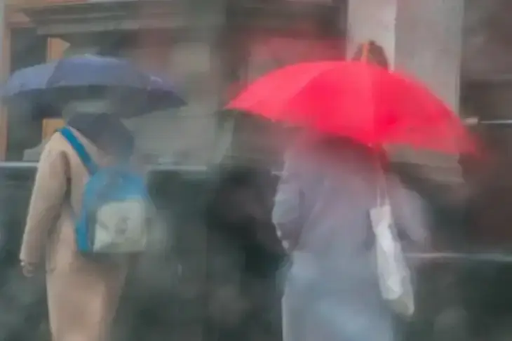 Во Франции установлен рекорд: дожди идут 36 дней подряд Зонты