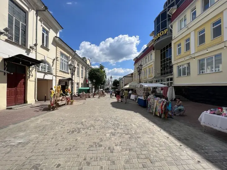 Где находится самая кривая улица: у нее 8 поворотов на 200 метров улица