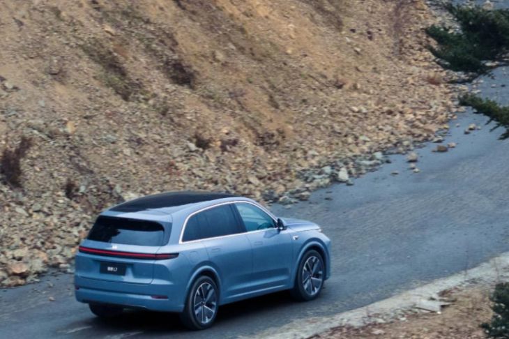 Сравнение светотехники: дальность и яркость головной оптики Li Auto L7 2025 и Aito M7 2024 по результатам замеров Авто