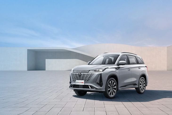 Changan CS75 Plus 2024 и Omoda C7 2025 — у кого подстаканники держат кофе, а у кого только собирают пыль Автомобиль