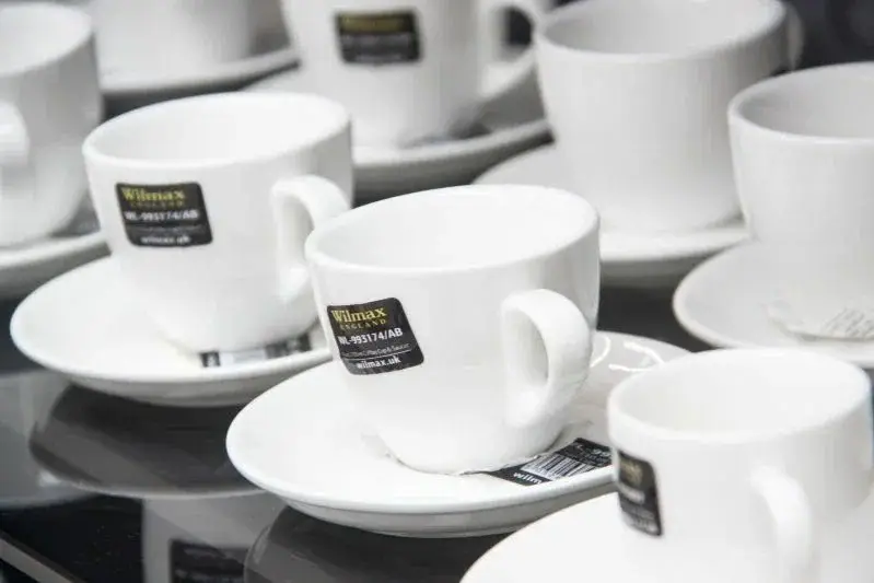 Нетаньяху пришлось доказывать, что он живой: записал видео в кофейне Посуда