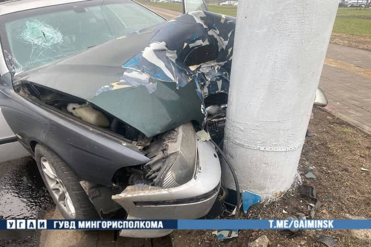Тормоза подвели: в Минске BMW влетел в столб, пострадали три человека ДТП