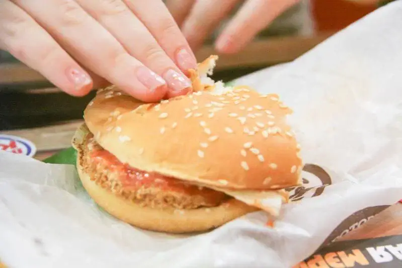 Почему после обеда всегда хочется спать: ученые раскрыли тайну физиологических механизмов Еда