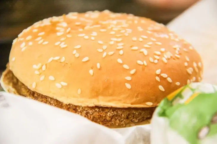 Фастфуд-ловушка: как бургер влияет на мозг и почему хочется есть еще бургер