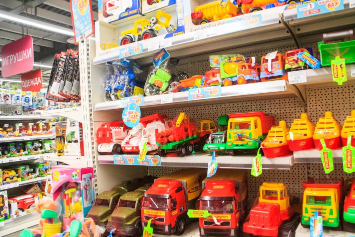 Слезы в магазине: как реагировать, если ребенок требует игрушку истерикой игрушки