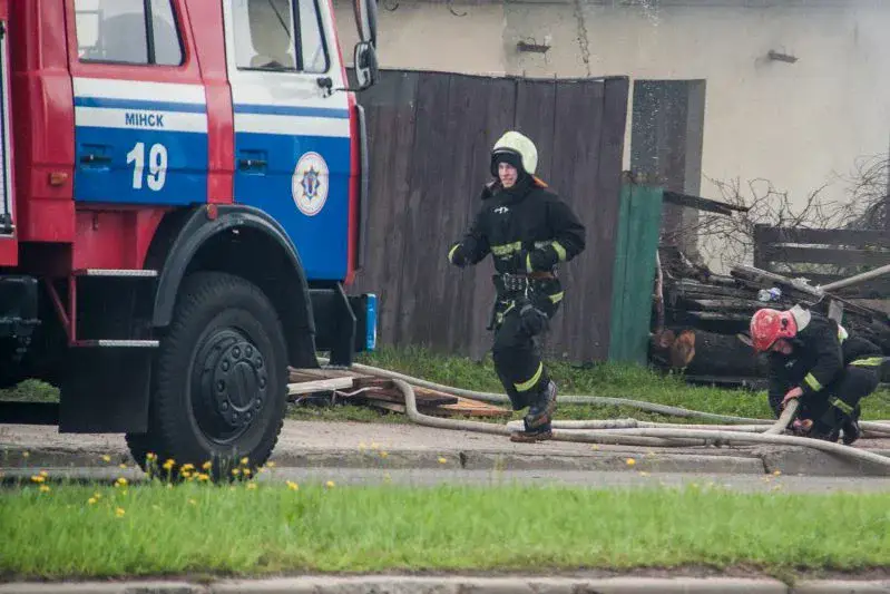 В Витебске горела квартира: выбраться самостоятельно из задымленного помещения владелец не мог Спасатели