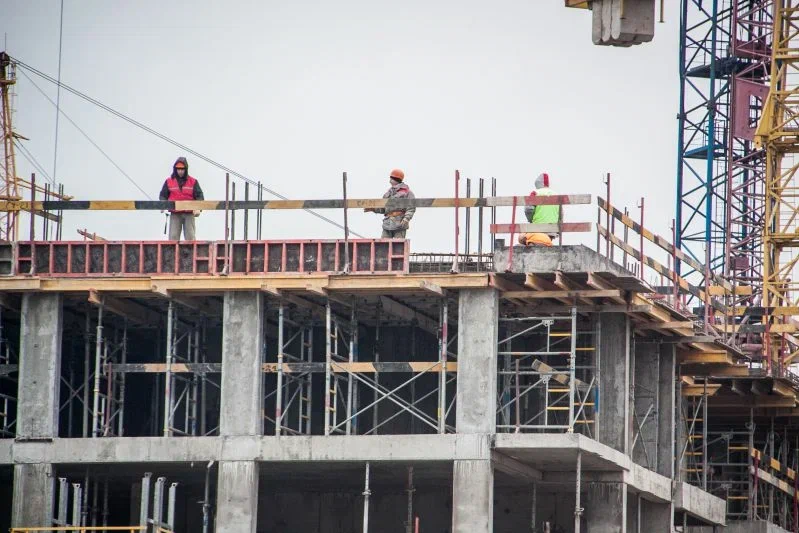 Какие перспективы у недостроенного паркинга на улице Могилёвской: минчанам рассказали в администрации Октябрьского района Стройка