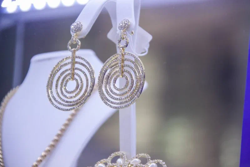 Ювелирный магазин обчистили в США: бандиты за 70 секунд вынесли украшений на $1,7 миллиона Украшения