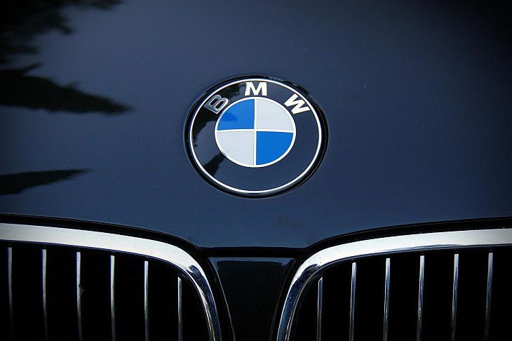 В Интернете продают миниатюрный клон BMW. Сколько стоит машина автомобиль