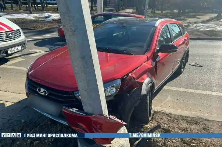 Lada влетела в светофор на площади Казинца в Минске: водитель в больнице ДТП
