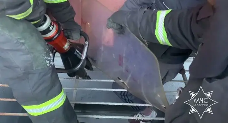 В Бобруйске мужчина застрял между прутьев. Вызвали МЧС люди