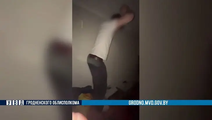 В Гродно подросток на вечеринке решил сделать сальто. Теперь он в реанимации парень