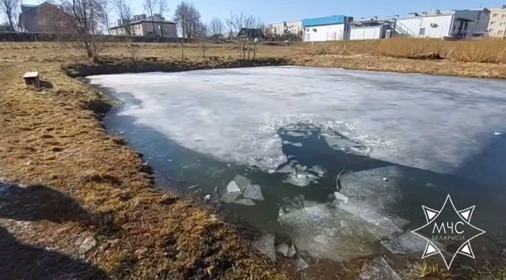 Услышали крики о помощи. В Ушачах прохожие спасали провалившихся под лед детей озеро