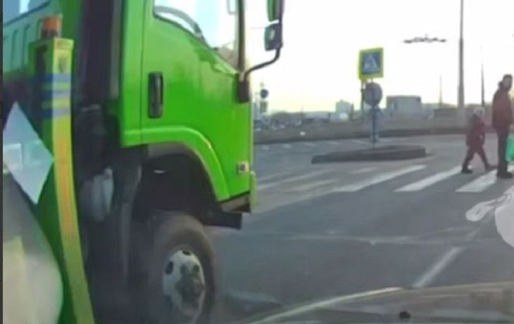 Могло стоить жизни ребенку и еще одному пешеходу. В Минске грузовик создал аварийную обстановку автомобиль