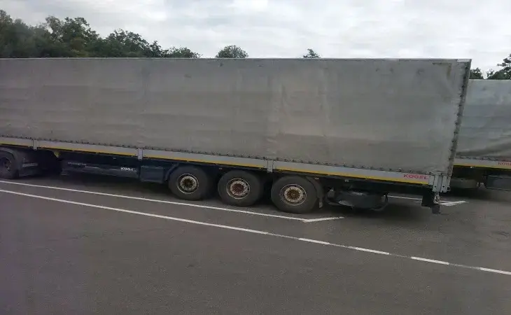 На въездах в Литву и Польшу – пробки из грузовиков: в очереди стоит более 900 машин Фуры