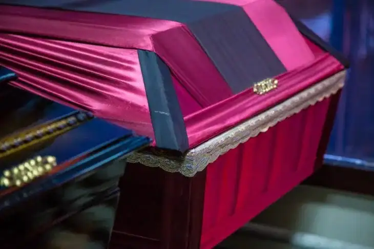 Золотой гроб и оркестр: убитого главу мексиканского картеля проводили в последний путь с невиданной роскошью Гробы