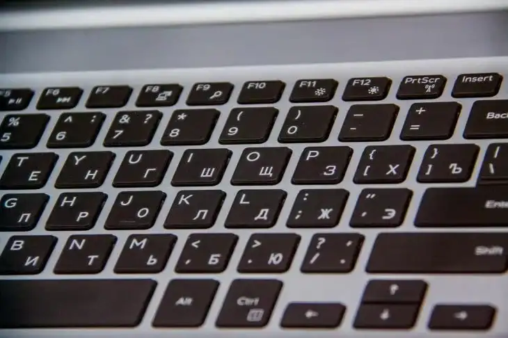 Дзен запустил ИИ-ассистента «Глиф»: поможет разобраться в новостях Клавиатура