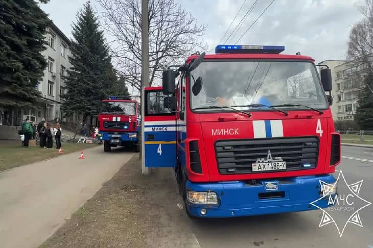 Спасатели эвакуировали 135 человек из института НАН в Минске: произошло возгорание Пожарная машина
