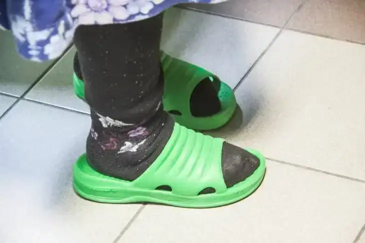 Когда посетители обязаны надевать бахилы: юрист объяснил белорусам Ноги