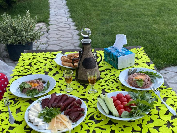 Какие темы нельзя поднимать за ужином: время для опасных разговоров стол