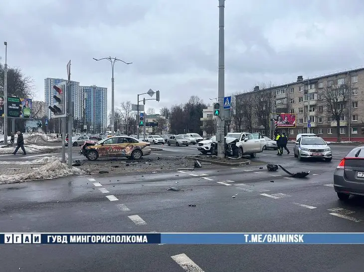 В Минске столкнулись два Geely, один отбросило на осветительную мачту. Все участники ДТП в больнице дтп